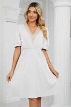 Load image into Gallery viewer, Contrast V-Neck Puff Sleeve Pocket Dress