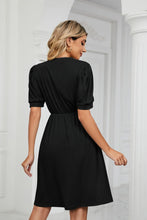 Load image into Gallery viewer, Contrast V-Neck Puff Sleeve Pocket Dress