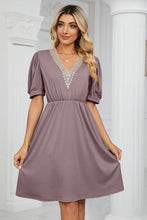 Load image into Gallery viewer, Contrast V-Neck Puff Sleeve Pocket Dress