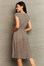 Load image into Gallery viewer, Round Neck Tie Waist Dress