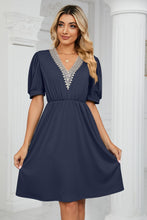 Load image into Gallery viewer, Contrast V-Neck Puff Sleeve Pocket Dress