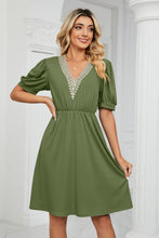 Load image into Gallery viewer, Contrast V-Neck Puff Sleeve Pocket Dress