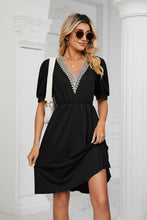 Load image into Gallery viewer, Contrast V-Neck Puff Sleeve Pocket Dress