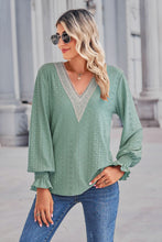 Load image into Gallery viewer, Contrast V-Neck Flounce Sleeve Top