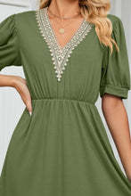 Load image into Gallery viewer, Contrast V-Neck Puff Sleeve Pocket Dress