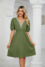 Load image into Gallery viewer, Contrast V-Neck Puff Sleeve Pocket Dress